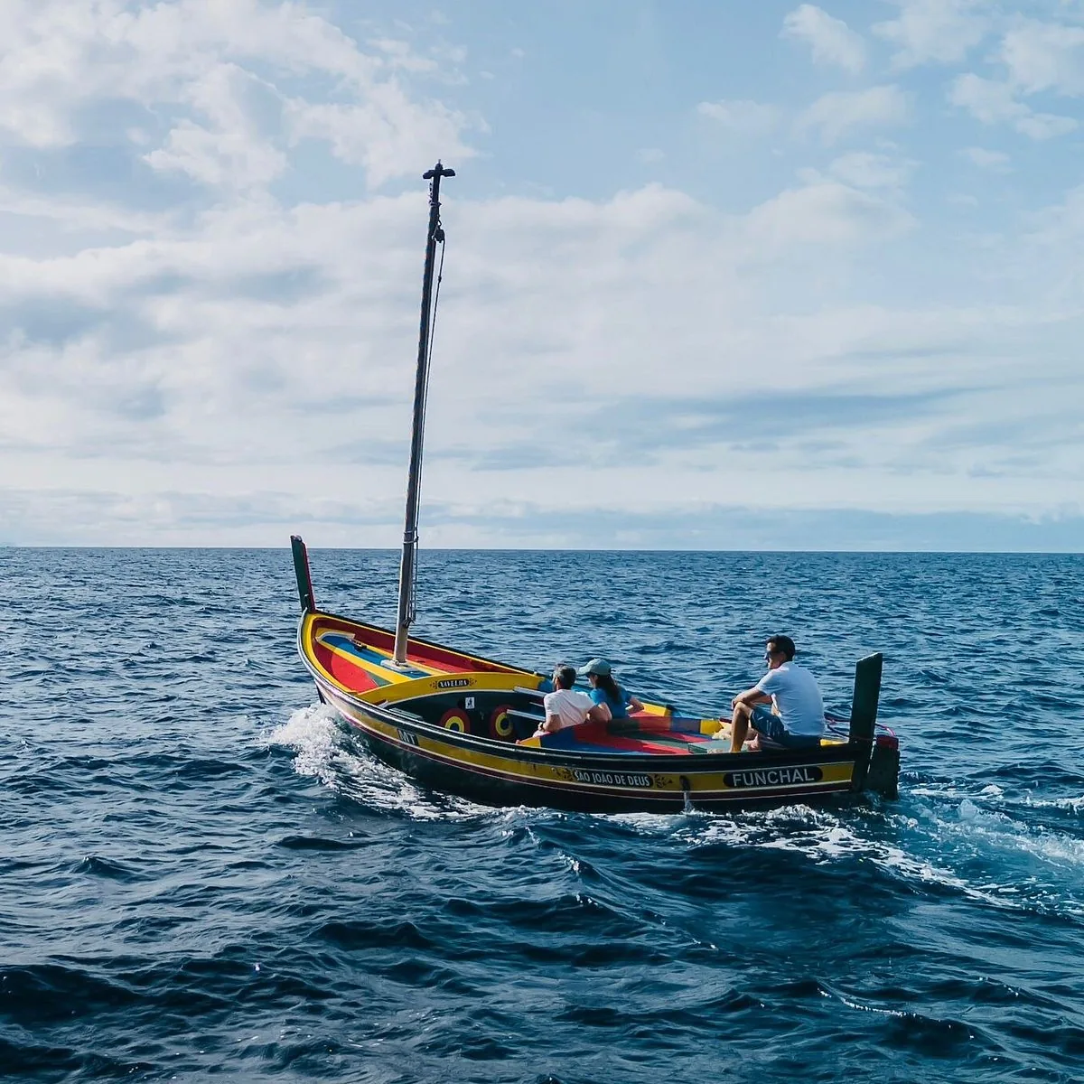 Um barco xavelha no mar